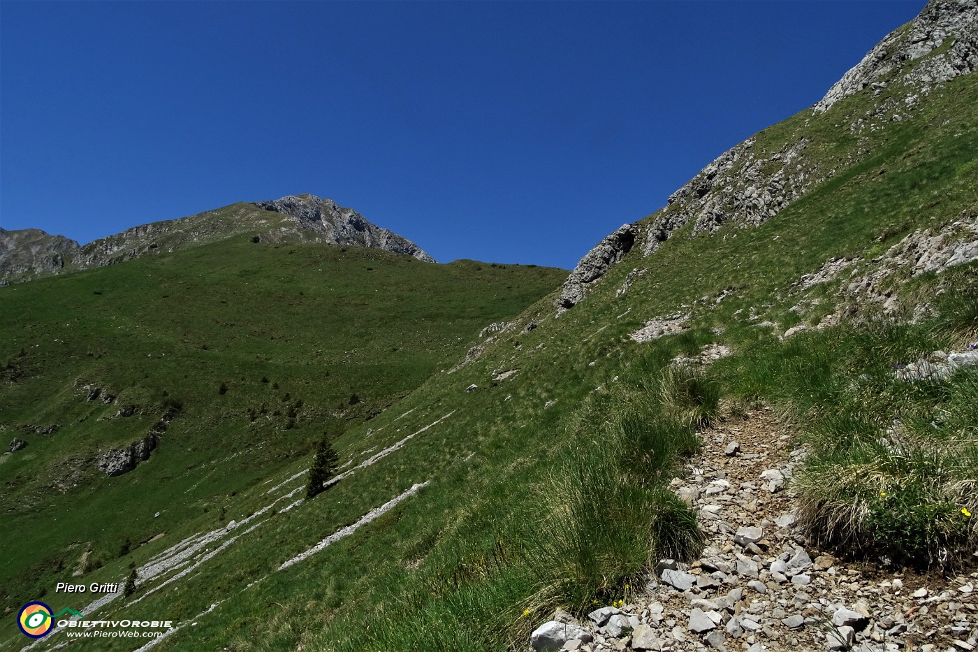 35 Per salire in Vindiolo seguo a sx la traccia in traverso verso il Passo del Vindiolo.JPG
